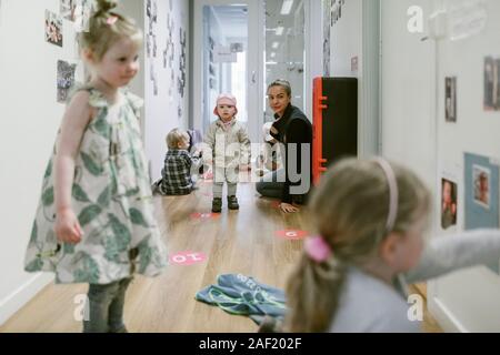 Insegnante con bambini in playschool Foto Stock