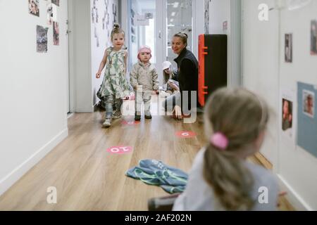 Insegnante con bambini in playschool Foto Stock