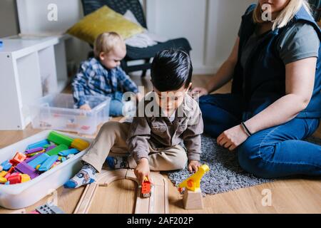 Ragazzo giocando in playschool Foto Stock