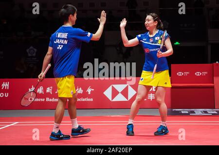 Professionali giapponesi badminton giocatori Yuta Watanabe e Arisa Higashino competere contro il cinese professional badminton giocatori Zheng Siwei e Huang Yaqiong alla fase di gruppo di doppi misti presso HSBC BWF World Tour Finals, città di Guangzhou, Cina orientale della provincia di Guangdong, 11 dicembre 2019. Chinese professional badminton giocatori Zheng Siwei e Huang Yaqiong furono sconfitti dai professionali giapponesi badminton giocatori Yuta Watanabe e Arisa Higashino con 0-2. Foto Stock