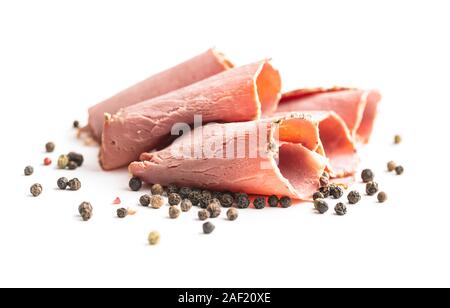 Fette di arrosto di manzo e tutto pepe. Saporite carni fresche isolato su bianco backgrund. Foto Stock