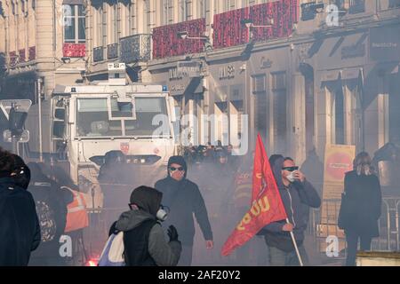 Dicembre 10, 2019, Lione, Auvergne-Rhône-Alpes, France-Demonstration contro la riforma delle pensioni - colpisce tra polizia e blocchi nero dimostranti Foto Stock