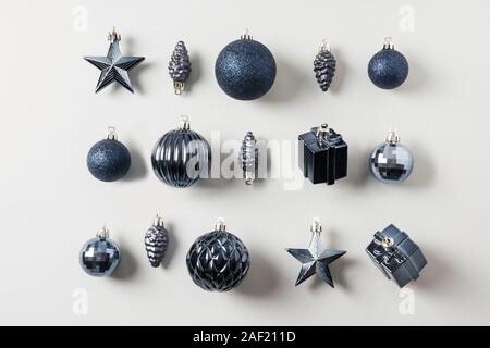 Natale classico palle blu su grigio pastello. Vista superiore piana e stile di laici. Xmas pattern. Messaggio di saluto festivo card. Colore alla moda del 2020 Anno. Foto Stock