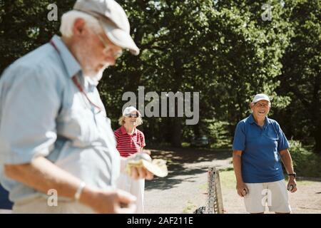 Felice di anziani insieme Foto Stock