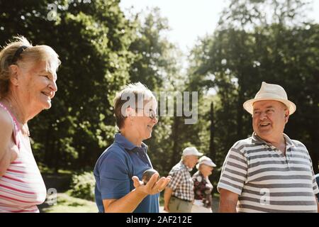 Persone che giocano a pÈtanque Foto Stock