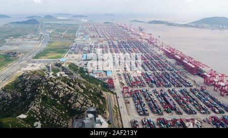 (191212) -- Pechino, il 12 dic. 2019 (Xinhua) -- Foto aeree prese su 16 Ottobre 2019 mostra la Yangshan Acque profonde Porto di oriente cinese di Shanghai. (Xinhua/Ding Ting) Foto Stock