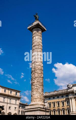 La colonna di Marco Aurelio è un romano colonna della vittoria in Piazza Colonna Foto Stock