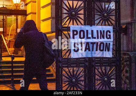 Preston, Lancashire. Regno Unito Meteo; 12 dicembre, 2019 mattina presto gli elettori arrivano al Museo Harris, Galleria d'Arte a registrare i loro voti nell'elezione generale. Credito: MediaWorldImages/AlamyLiveNews Foto Stock