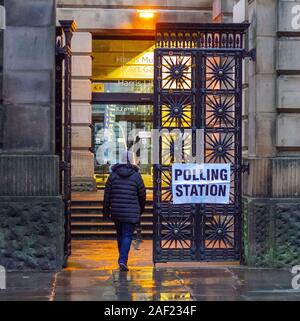 Preston, Lancashire. Regno Unito Meteo; 12 dicembre, 2019 mattina presto gli elettori arrivano al Museo Harris, Galleria d'Arte a registrare i loro voti nell'elezione generale. Credito: MediaWorldImages/AlamyLiveNews Foto Stock