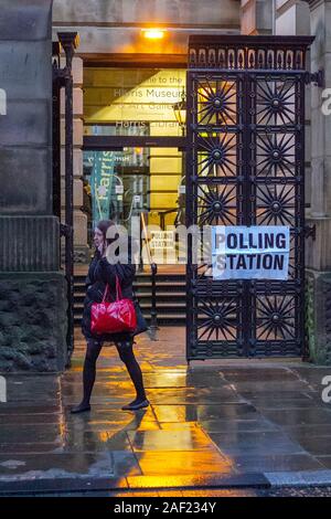 Preston, Lancashire. Regno Unito Meteo; 12 dicembre, 2019 mattina presto gli elettori arrivano al Museo Harris, Galleria d'Arte a registrare i loro voti nell'elezione generale. Credito: MediaWorldImages/AlamyLiveNews Foto Stock