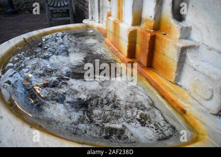 In prossimità di una piscina di acqua da una fontana Foto Stock