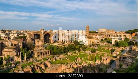 Vista panoramica del Foro Romano, Forum Romanum, le rovine di alcune importanti antichi edifici governativi Foto Stock