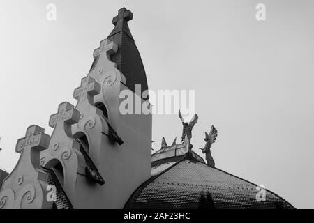 Miercurea Ciuc, Romania - Dic 09, 2019: la chiesa cattolica romana (progettata da Imre Makovecz), Miercurea Ciuc, Csíkszereda, Szeklerburg, Romania, Europa Foto Stock