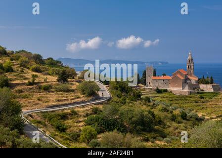 La chiesa di San Nicola di sopra della città di Komiza sull isola di Vis, Dalmazia, Croazia Foto Stock