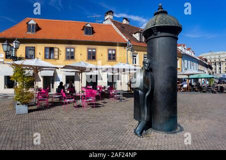 Monumento del romanziere croato August Senoa nel centro della città di Zagreb, Croazia Foto Stock