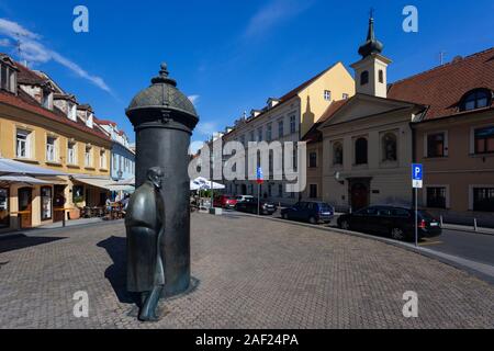 Monumento del romanziere croato August Senoa nel centro della città di Zagreb, Croazia Foto Stock