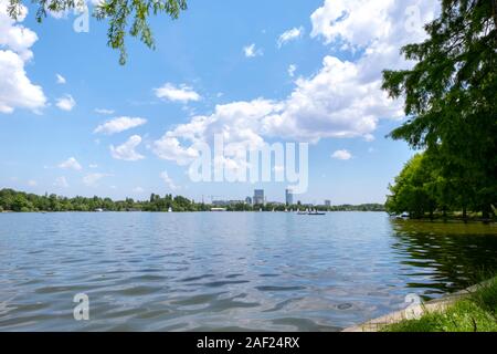 Pomeriggio tranquillo in riva al lago, nel Parco Herastrau da Bucarest, Romania su una soleggiata giornata estiva. Foto Stock