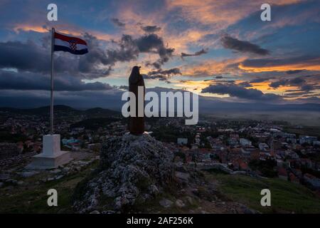 Statua della Madonna miracolosa di Sinj sopra la città Sinj, Dalmazia, Croazia Foto Stock