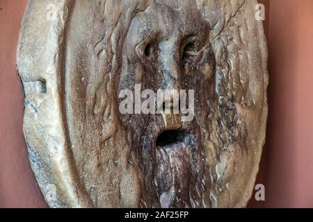 La Bocca della Verità, la Bocca della Verità, una maschera di marmo all interno della Basilica di Santa Maria in Cosmedin, Basilica di Santa Maria in Cosmedin Foto Stock