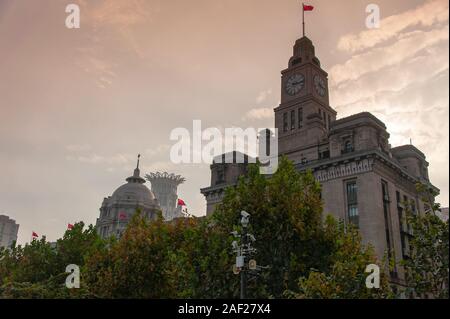 Shanghai, Cina - Novembre 2019: Bel tramonto nuvole sopra il Custom House sul Bund. Foto Stock