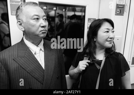 Coppia asiatica di imprenditore e coppia donna asiatica di esplorare la città insieme Foto Stock