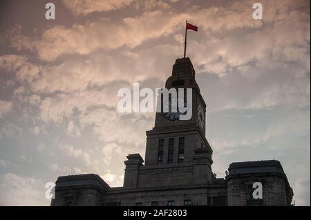 Shanghai, Cina - Novembre 2019: Bel tramonto nuvole sopra il Custom House sul Bund. Foto Stock