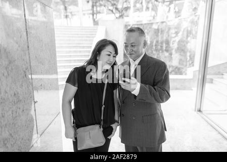 Coppia asiatica di imprenditore e coppia donna asiatica di esplorare la città insieme Foto Stock