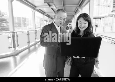 Coppia asiatica di imprenditore e coppia donna asiatica di esplorare la città insieme Foto Stock