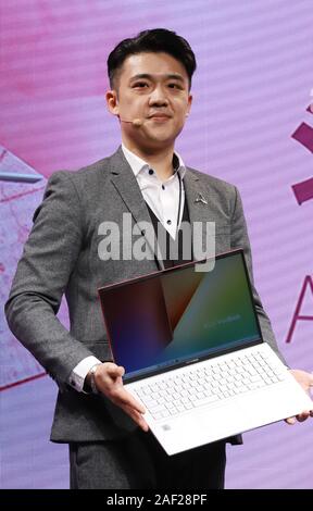 Tokyo, Giappone. 12 Dic, 2019. ASUS Giappone nuova presidente Alvin Chen visualizza computer taiwanese maker ASUS nuovo notebook computer VivoBook S15 a Tokyo il Giovedi, Dicembre 12, 2019. VivoBook S15 che ha processori Intel Core i7 o Core i5 sulla propria CPU e 15,6 pollici a stretta cornice display LCD sul suo corpo elegante sarà in vendita in Giappone dal dicembre 13. Credito: Yoshio Tsunoda/AFLO/Alamy Live News Foto Stock