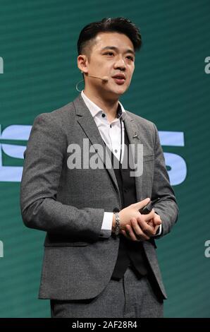 Tokyo, Giappone. 12 Dic, 2019. ASUS Giappone nuova presidente Alvin Chen visualizza computer taiwanese maker ASUS nuovo notebook computer VivoBook S15 a Tokyo il Giovedi, Dicembre 12, 2019. VivoBook S15 che ha processori Intel Core i7 o Core i5 sulla propria CPU e 15,6 pollici a stretta cornice display LCD sul suo corpo elegante sarà in vendita in Giappone dal dicembre 13. Credito: Yoshio Tsunoda/AFLO/Alamy Live News Foto Stock