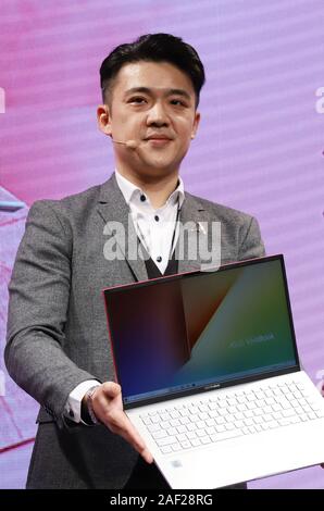 Tokyo, Giappone. 12 Dic, 2019. ASUS Giappone nuova presidente Alvin Chen visualizza computer taiwanese maker ASUS nuovo notebook computer VivoBook S15 a Tokyo il Giovedi, Dicembre 12, 2019. VivoBook S15 che ha processori Intel Core i7 o Core i5 sulla propria CPU e 15,6 pollici a stretta cornice display LCD sul suo corpo elegante sarà in vendita in Giappone dal dicembre 13. Credito: Yoshio Tsunoda/AFLO/Alamy Live News Foto Stock