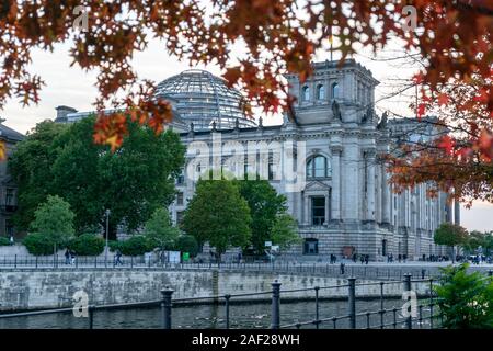 Germania: Edificio del Reichstag visto da est a fianco del fiume SpreePhoto dal 7 ottobre 2019. | Utilizzo di tutto il mondo Foto Stock