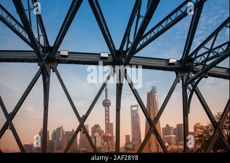Shanghai, Cina - Novembre 2019: vista dell'iconico skyline di Pudong dal ponte Waibaidu Foto Stock