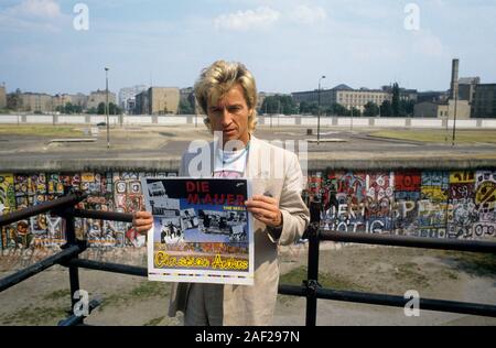 Il cantante Christian Anders il 31 luglio 1986 presso il Muro di Berlino. Egli era nato il 15 gennaio 1945 a Bruck an der Mur in Austria. | Utilizzo di tutto il mondo Foto Stock