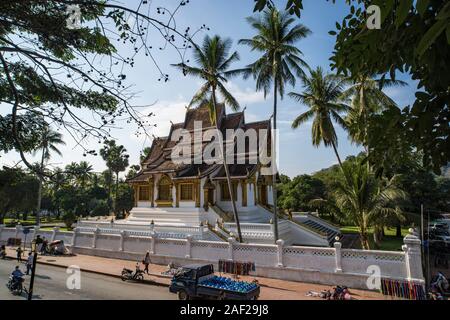Luang Prabang, Laos - 14 Gennaio 2019: Luang Prabang Museo Nazionale e Haw Kham tempio in Laos sono le attrazioni principali della città Foto Stock