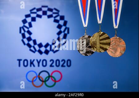 Giochi Olimpici 2020, Tokyo, Giappone. Il logo del gioco e Oro Argento e Medaglia di bronzo. Foto Stock