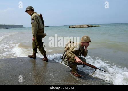 Arromanches (Normandia, a nord-ovest della Francia): il settantesimo anniversario dello sbarco in Normandia. I partecipanti indossano uniformi vecchio, con armi, sulla spiaggia Foto Stock
