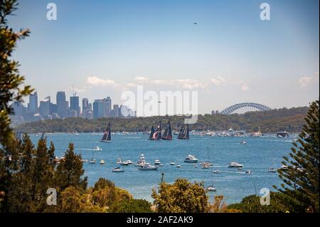 26 dicembre 2018, Sydney, Australia. Entusiasmo sul porto di yacht a posizionarsi in corrispondenza della linea di partenza per la Sydney Hobart Yacht Race Foto Stock