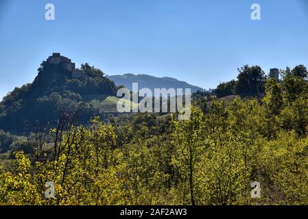 Il castello di Rossena è situato nella zona delle Terre Matildiche nell'Appennino Reggiano. I resti del castello, ben conservata, salire su un rosso Foto Stock