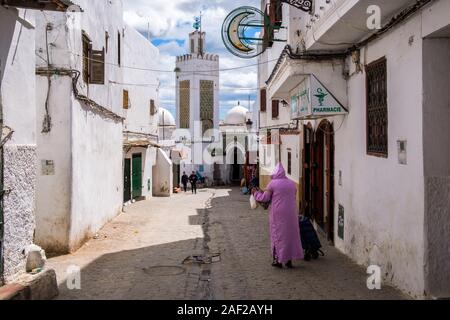 Il Marocco, Tetouan: chemist's e moschea di medina. La Città Vecchia è registrato come sito del Patrimonio Mondiale dell'UNESCO Foto Stock