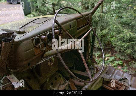 Resti di un GAZ-51 - Gazon Gaz sovietica carrello costruito nei giardini della città sotterranea Oso?wka Polonia Novembre 2019. La produzione è iniziata nel 1946 e e Foto Stock