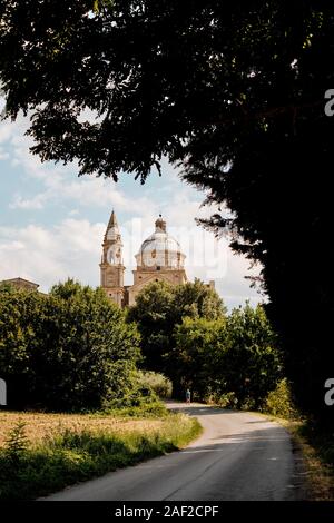 Per raggiungere a piedi l'architettura tardo rinascimentale della chiesa di San Biagio si trova appena fuori Montepulciano in Toscana paesaggio, Italia EU Foto Stock