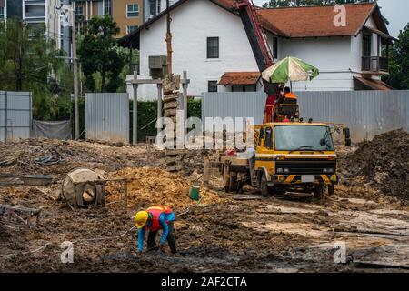 Impianti di trivellazione per la costruzione di fondazioni. I lavori di costruzione. Pila di perforazione fondamenta sotto il terreno. Fori di trivellazione nel terreno con Foto Stock