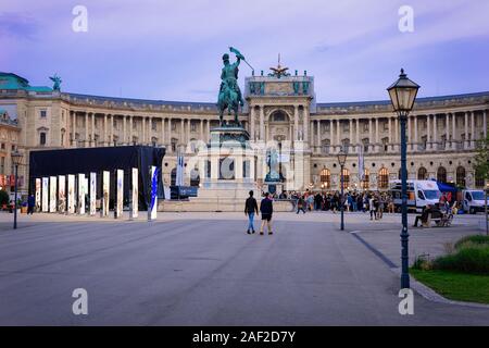 Persone alla statua dell'Arciduca Carlo sulla Heldenplatz Vienna Foto Stock