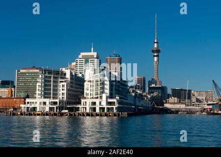 Viaggio in traghetto dal porto di Waitemata dalla sponda nord per il centro cittadino di Auckland, Nuova Zelanda Foto Stock