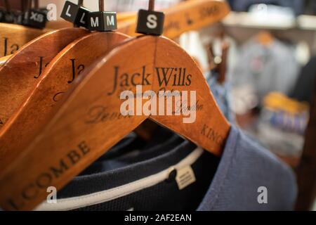 Jack vuole rampa di capi di abbigliamento in un negozio. Jack Wills è un alta qualità British high street store del brand commercializzati pesantemente verso gli studenti universitari Foto Stock