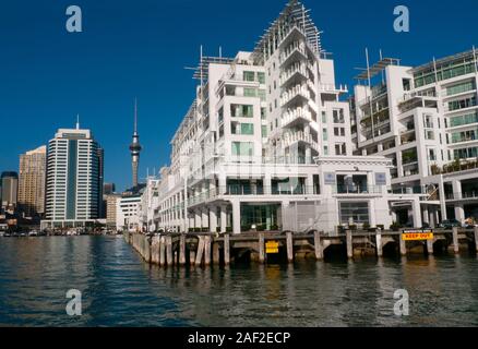 Viaggio in traghetto dal porto di Waitemata dalla sponda nord per il centro cittadino di Auckland, Nuova Zelanda Foto Stock