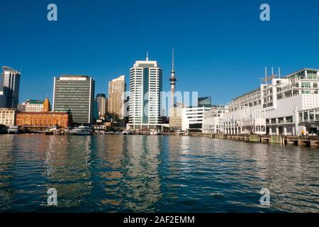 Viaggio in traghetto dal porto di Waitemata dalla sponda nord per il centro cittadino di Auckland, Nuova Zelanda Foto Stock