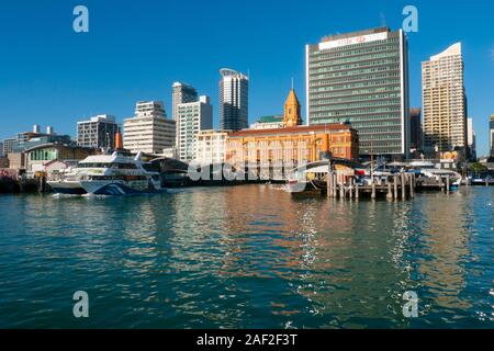 Viaggio in traghetto dal porto di Waitemata dalla sponda nord per il centro cittadino di Auckland, Nuova Zelanda Foto Stock