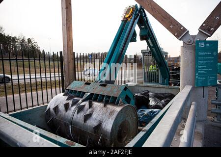 Stazione di smistamento HSY - centro di smistamento, sicuri lo smaltimento e il riciclaggio dei rifiuti. Equipaggiamento speciale è la pressatura dei rifiuti da costruzione in un contenitore Foto Stock